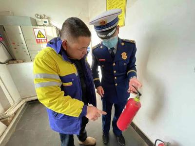 陽(yáng)泉市盂縣消防大隊(duì)深入轄區(qū)加油站開(kāi)展節(jié)日期間消防安全監(jiān)督檢查